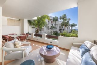 Apartment in El Velerín. Apartamento reformado de lujo en primera línea de playa entre ma