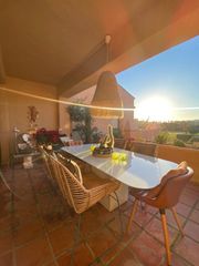 Appartement in Nueva Atalaya. Ático dúplex  rodeado de golf y naturaleza en estepona