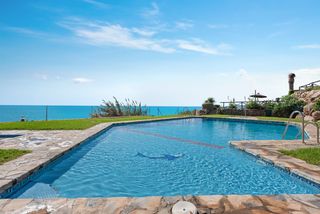 Casa adossada a Guadalobón. Primera línea de playa en bahía azul vivir entre jardines y mar