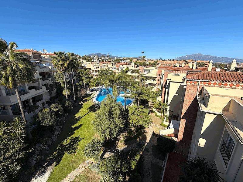 Foto 6daa8be6-35fd-4688-81e5-654d51927272. Àtic amb piscina a Bel - Air Estepona