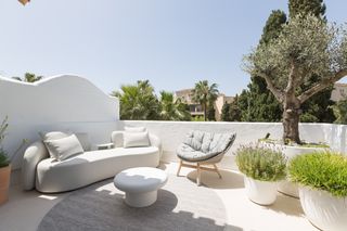Ático en Puerto Banús. Dúplex totalmente reformado en segunda línea de playa en puerto