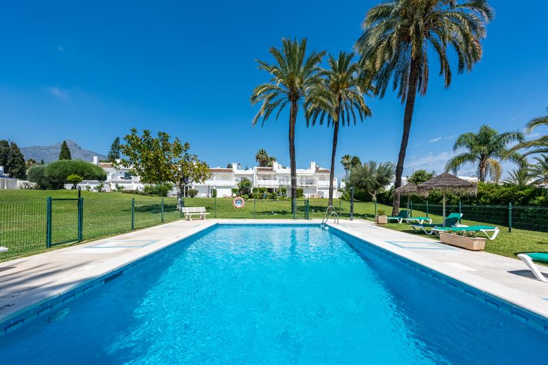 Foto bce0dfff-3af5-4a90-b0ed-9ba034ccce11. Casa adossada amb calefacció aparcament piscina a Marbella