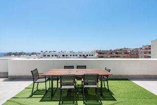 Àtic a Los Árboles. Este moderno ático de 3 dormitorios y 2 baños se encuentra en un