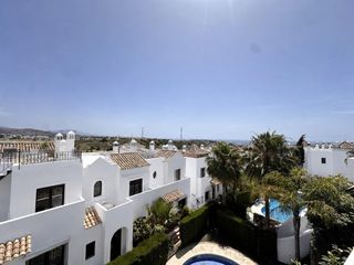 Casa adossada a Valle Romano Golf. Casa adosada en primera línea de golf, 3 dormitorios, 3 baños y