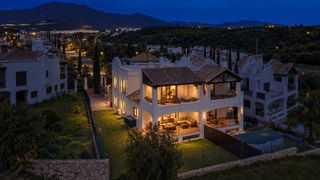 Casa pareada en Valle Romano Golf. Elegante villa semi de 4 dormitorios en azata golf, estepona vis
