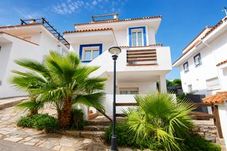Casa en La Duquesa. Luminosa casa adosada de 6 dormitorios con vistas al mar y pisci