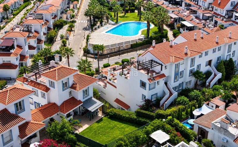 Foto 1d99f65a-e859-4726-865e-aec63d039549. Casa amb aparcament piscina a La Duquesa Manilva