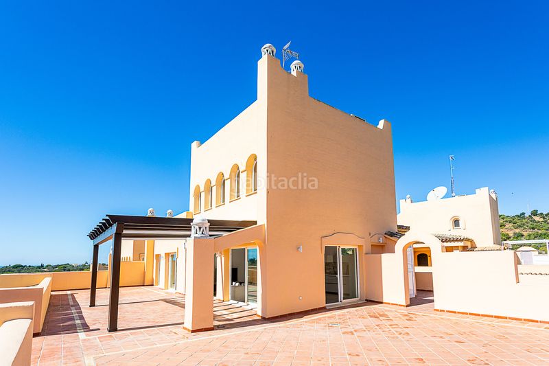 Foto 531c7b38-fd61-4966-b88c-f5aa35c41651. Àtic amb aparcament piscina a Elviria Marbella