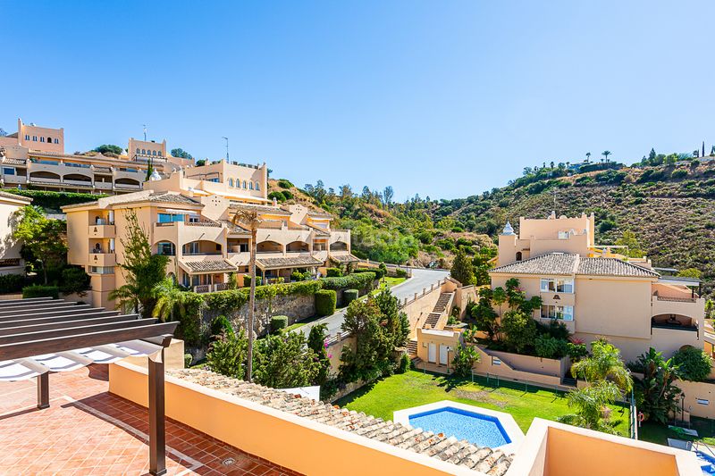 Foto 65a66a75-67ba-4d8b-9c88-bf0cb2d8eee5. Àtic amb aparcament piscina a Elviria Marbella