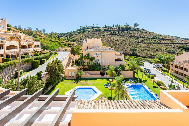 Foto c5041f29-2f83-4f00-b7a7-74c99282772a. Àtic amb aparcament piscina a Elviria Marbella