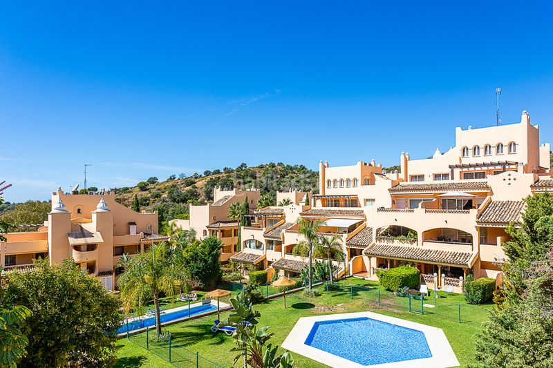 Foto ef36c620-2328-4bad-aaea-af4ab04f85ae. Àtic amb aparcament piscina a Elviria Marbella
