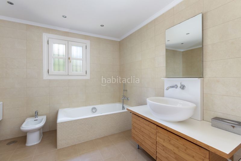 Foto 1fee8945-506b-4650-913b-ffe3ade2ff9e. Casa amb calefacció aparcament piscina a los arqueros - puerto del almendro Benahavís