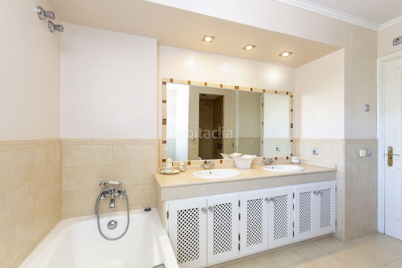 Foto 4ea37b8d-0ddd-4fe7-b371-09befd94d0fd. Casa amb calefacció aparcament piscina a los arqueros - puerto del almendro Benahavís