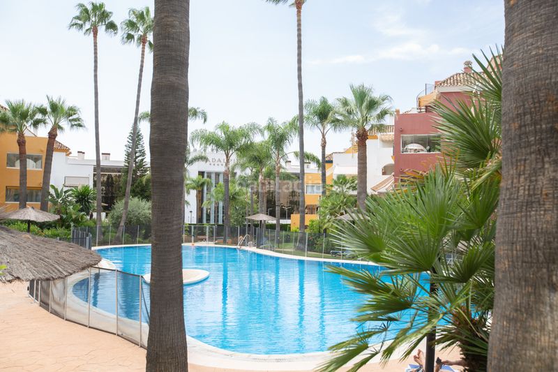 Foto 04f5e24c-4322-4db2-a44a-7b8b3742b9de. Àtic amb aparcament piscina a Puente Romano Marbella