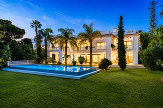 Casa a Casasola. Excepcional villa junto a la playa en guadalmina baja