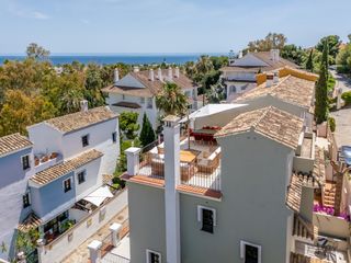 Casa adossada a Lomas de Marbella Club. Elegante casa adosada en primera línea de playa en la milla de o