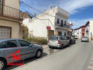 Terreny residencial a Cabezas de San Juan (Las). Solar edificable de 375 m2. con salida a dos calles. está ubicad