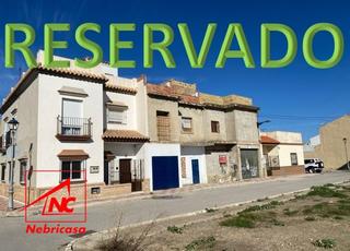 Casa a Cabezas de San Juan (Las). Te gustaría vivir en una vivienda diseñada y acabada totalmente