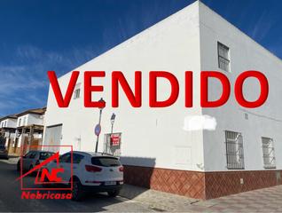 Masia a Cabezas de San Juan (Las). Gran inmueble en esquina de 149 m2 de superficie gráfica y 315 m