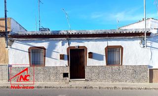 Casa a Cuervo de Sevilla (El). Esta propiedad, que cuenta con la ventaja única de dar a tres ca