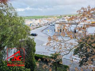 Casa a Cabezas de San Juan (Las). Magnífico edificio de tres plantas, en una ubicación inmejorable