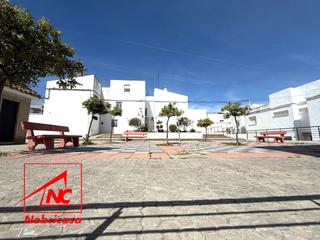 Business premise in Lebrija. Bienvenido a tu nuevo espacio comercial! este local diáfano es p