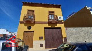 Casa a Cuervo de Sevilla (El). Vivienda de autoconstrucción en el cuervo, situada en una excele