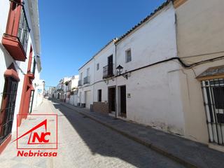 Maison à Lebrija. Vivienda adosada que se encuentra en la fontanilla, una ubicació