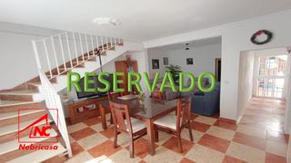 Haus in Cuervo de Sevilla (El). Vivienda adosada que se encuentra en la barriada de los pajarito