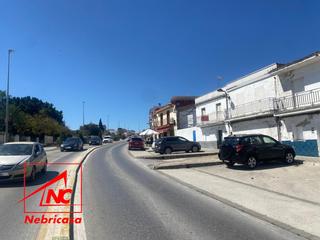 Casa a Cabezas de San Juan (Las). Gran oportunidad de inversión, en la avenida principal de las ca