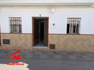 Casa a Cabezas de San Juan (Las). Avda. miguel hernandez. vivienda en planta baja independiente de