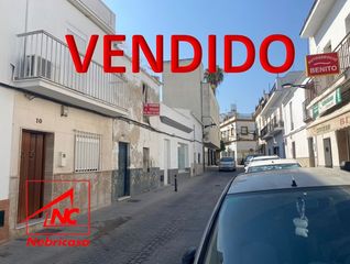 Haus in Cabezas de San Juan (Las). Gran oportunidad de inversión en pleno centro de la localidad.