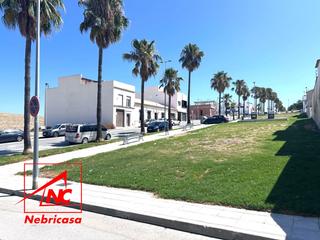 Maison à Lebrija. Unifamiliar reformada de 112 m con patio privado de 46 m2.presen