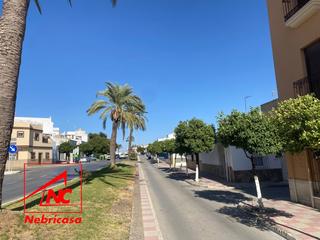 Maison à Cabezas de San Juan (Las). Casa en venta con 52 m construidos sobre un solar de 68 m.  ésta