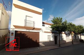 Casa aparellada a Cuervo de Sevilla (El). Vivienda adosada en esquina, situada en el cuervo, muy próxima a