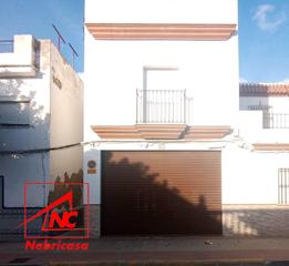 Doppelhaus in Cuervo de Sevilla (El). Vivienda adosada en esquina, situada en el cuervo, muy próxima a