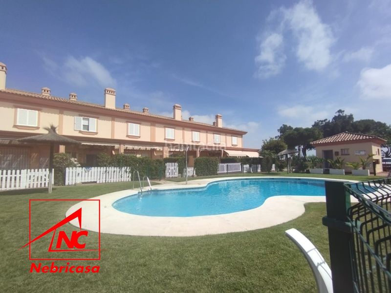 Foto 0b08b403-548f-4e2e-8fb6-3f0da0b2317b. Casa aparellada amb aparcament piscina a Costa Ballena - Largo norte Rota