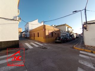 Casa a Cuervo de Sevilla (El). Casa en esquina en planta baja, con patio y azotea, en el centro