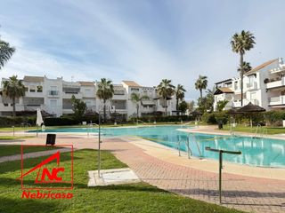 Etagenwohnung in Las Tres Piedras - Costa Ballena. Bajo con jardín ubicado en la exclusiva urbanización jardines de
