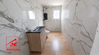 Pis a Cuervo de Sevilla (El). Piso en primera planta, situado en una de las principales vías d