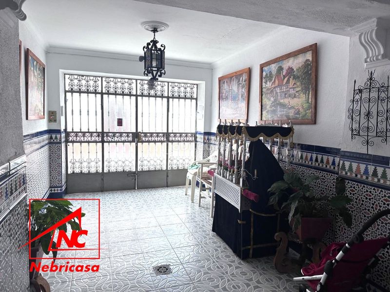 Foto f31e22eb-bbab-484a-a734-e1f32c30cecf. Casa amb aparcament a Lebrija