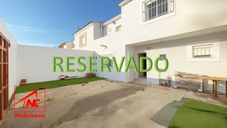 Casa a Cuervo de Sevilla (El). Casa unifamiliar en el cuervo, en la zona de la boticaria, con e