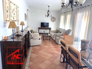 Maison à Lebrija. Magnífica vivienda unifamiliar en la zona de bulevarse vende est