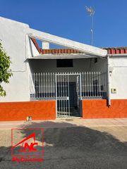Casa a Cabezas de San Juan (Las). Vivienda en marismilllas con nave y salida a 3 callesvivienda si