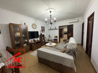 Haus in Cabezas de San Juan (Las). Vivienda en planta baja de 139 m de solar y 87 m construidos, ha