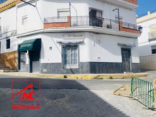 Business premise in Cabezas de San Juan (Las). Local comercial en esquina, con fachada a tres calles y una ubic