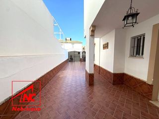 Casa in Lebrija. Vivienda unifamiliar con amplio patio en las carrascosassi busca