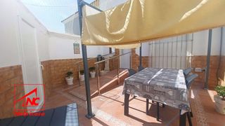 House in Cuervo de Sevilla (El). Vivienda unifamiliar ubicada en el cuervo, en la zona de la feri