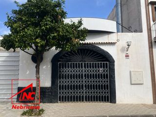 Local Comercial a Cabezas de San Juan (Las). Buscas una cochera amplia con posibilidad de construir en la pla