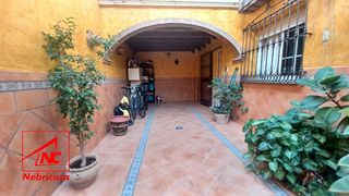 Casa a Cuervo de Sevilla (El). Casa adosada de dos plantas, situada en el gamo, una de las zona